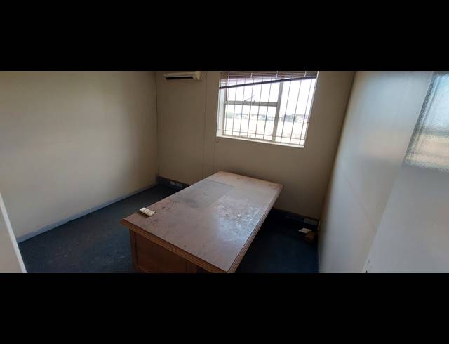 1,000M² WAREHOUSE FOR SALE IN CLAYVILLE